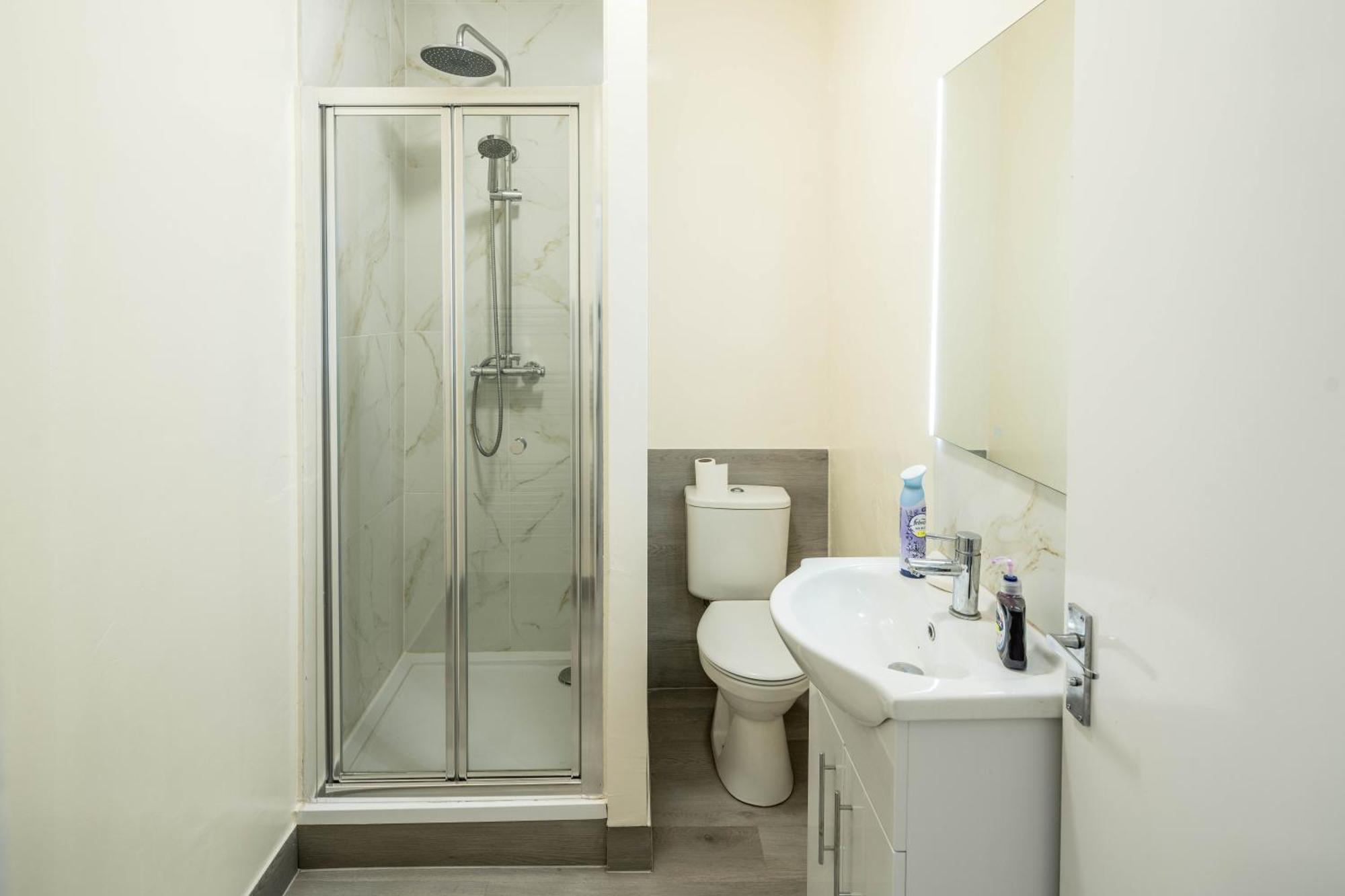 Free Parking, 2 Beds,Close To Train Station Bedford Exterior photo